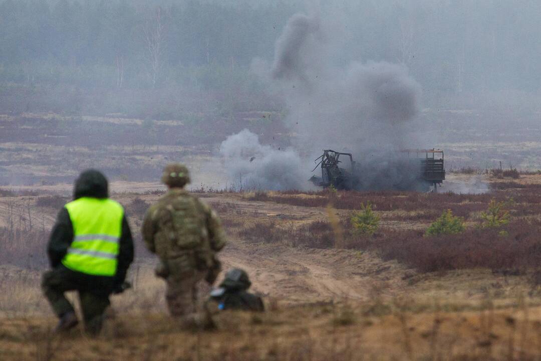 Prezidentė stebėjo NATO pratybas Pabradėje