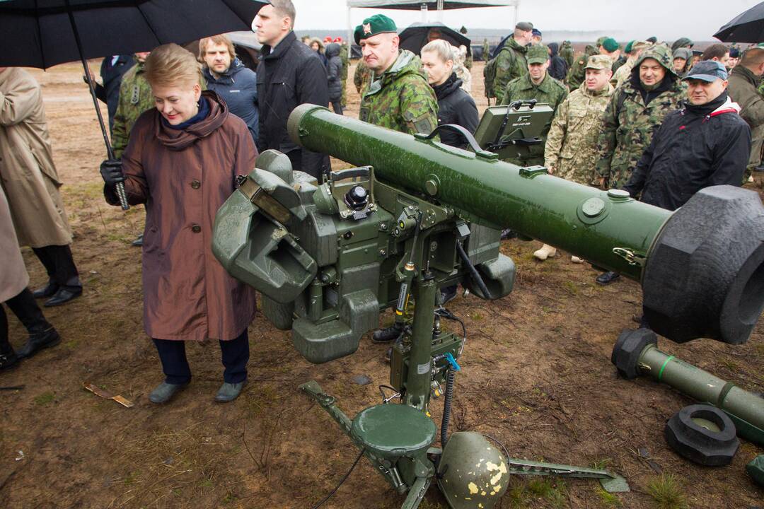 Prezidentė stebėjo NATO pratybas Pabradėje
