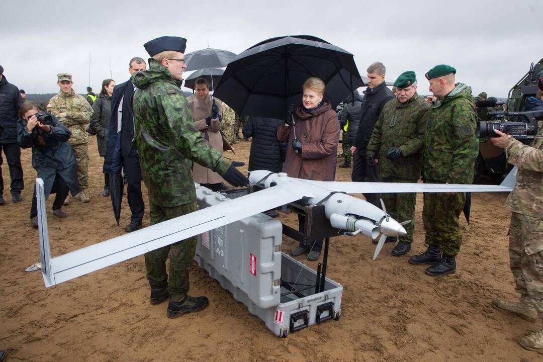 Prezidentė stebėjo NATO pratybas Pabradėje