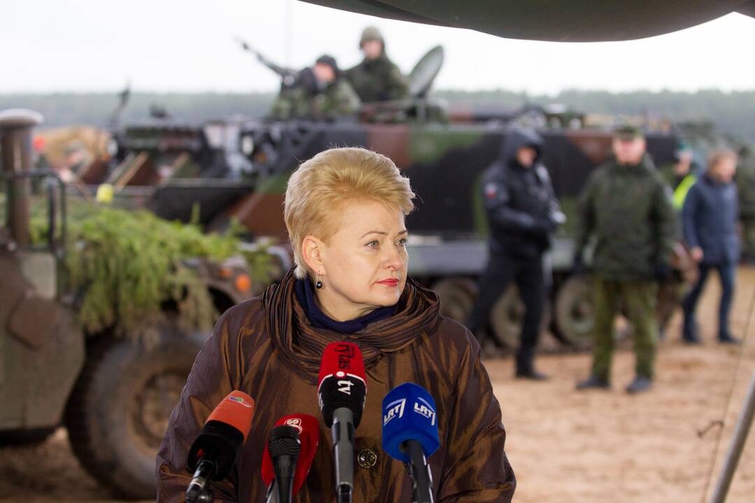Prezidentė stebėjo NATO pratybas Pabradėje