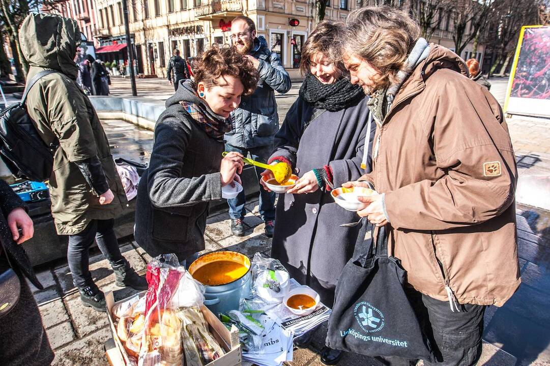"Food not bombs" akcija 