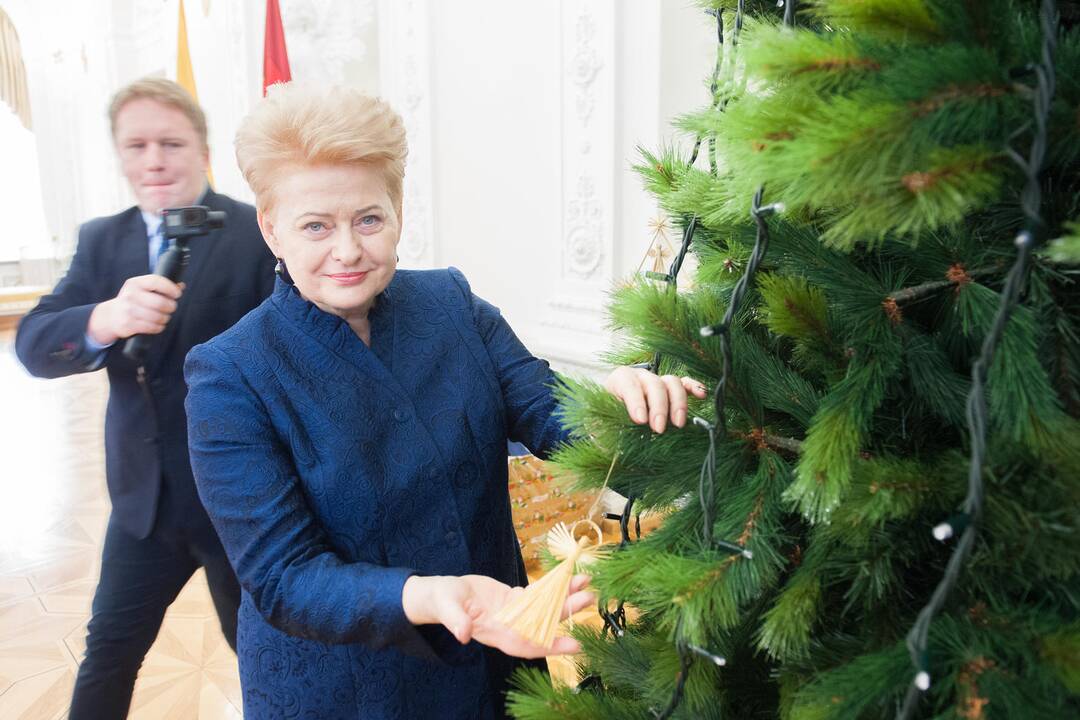 Prezidentė su vaikais puošė eglę