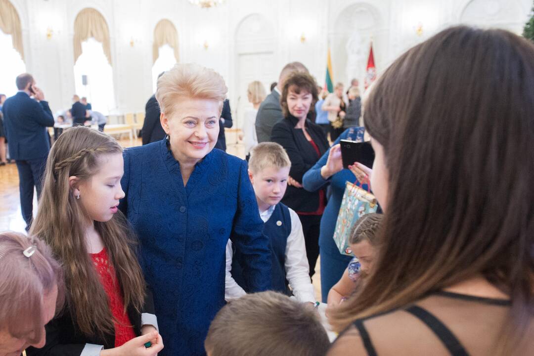 Prezidentė su vaikais puošė eglę