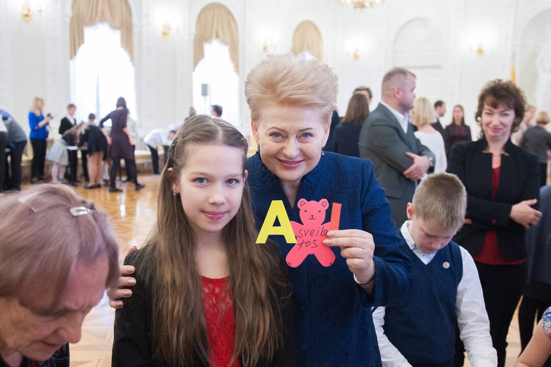 Prezidentė su vaikais puošė eglę