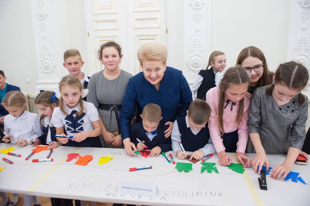 Prezidentė su vaikais puošė eglę