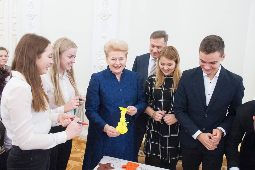 Prezidentė su vaikais puošė eglę