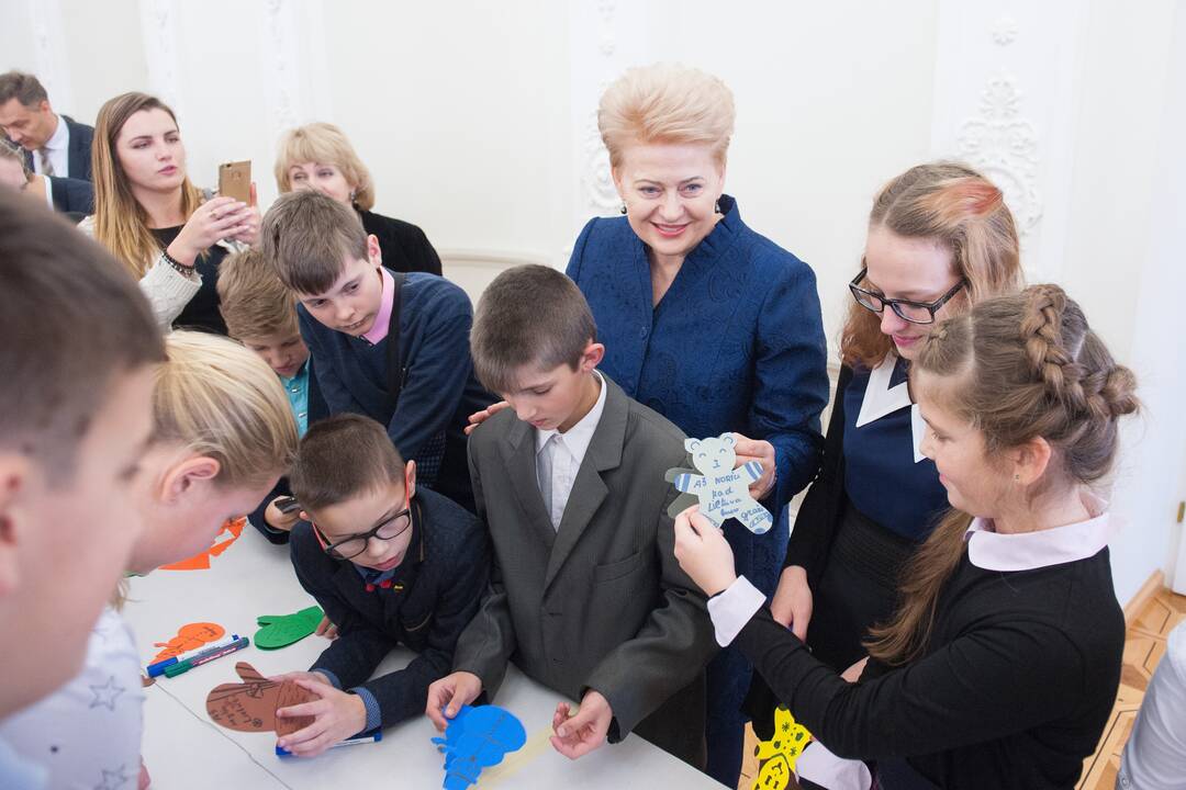 Prezidentė su vaikais puošė eglę