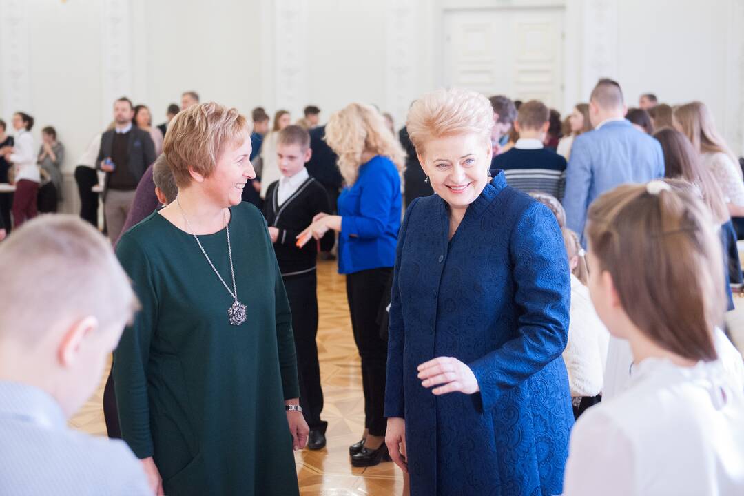 Prezidentė su vaikais puošė eglę