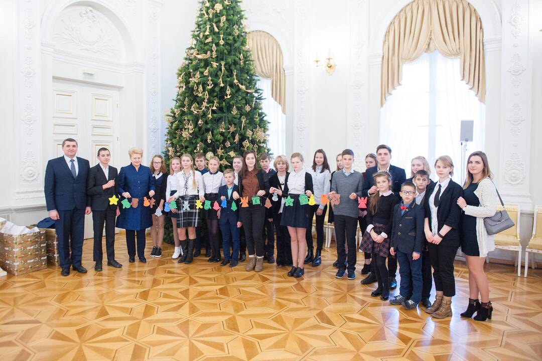 Prezidentė su vaikais puošė eglę