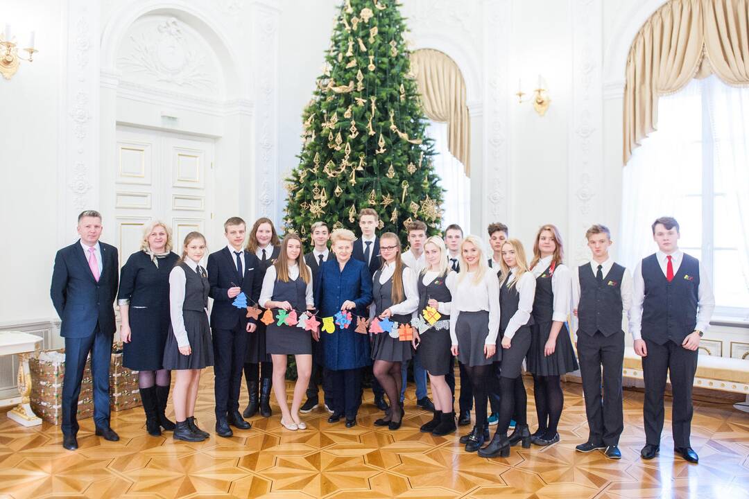 Prezidentė su vaikais puošė eglę