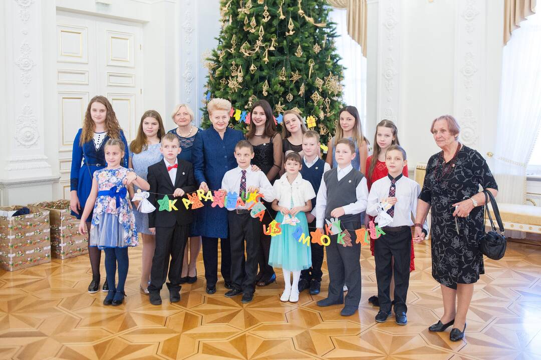 Prezidentė su vaikais puošė eglę
