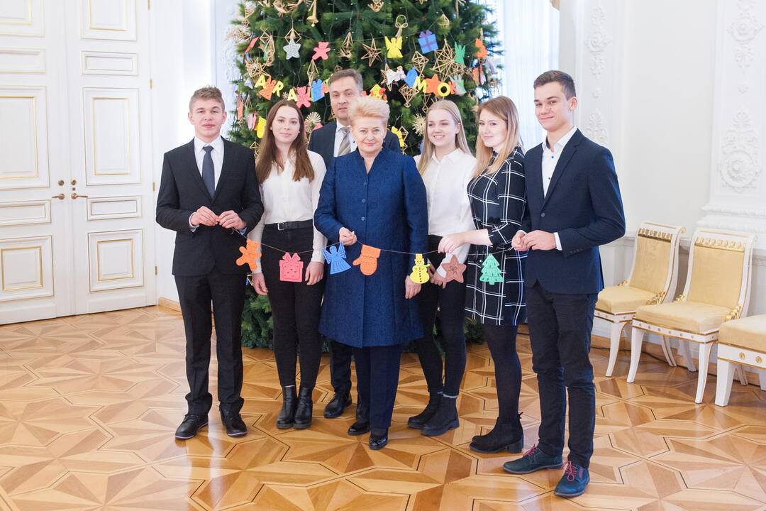 Prezidentė su vaikais puošė eglę