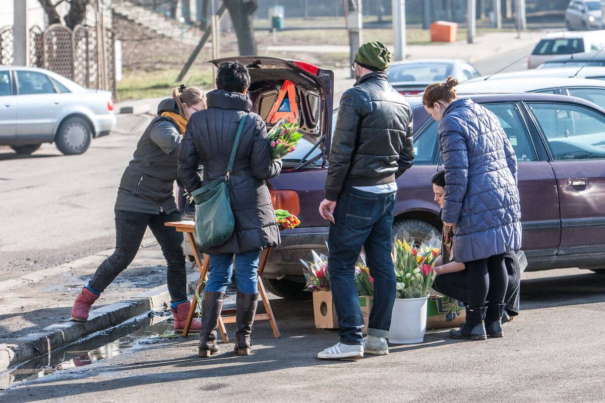 Prekyba gėlėmis Kauno stoties turguje