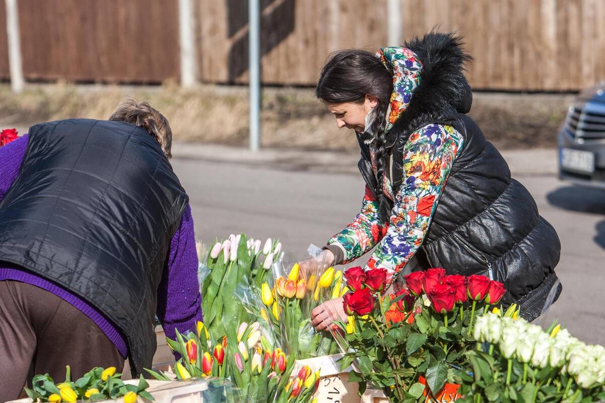 Prekyba gėlėmis Kauno stoties turguje