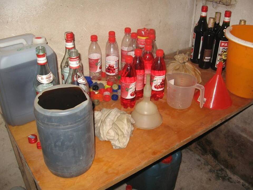 Su namine degtine įkliuvusio mažeikiškio garaže – įranga alkoholio mišiniams gaminti