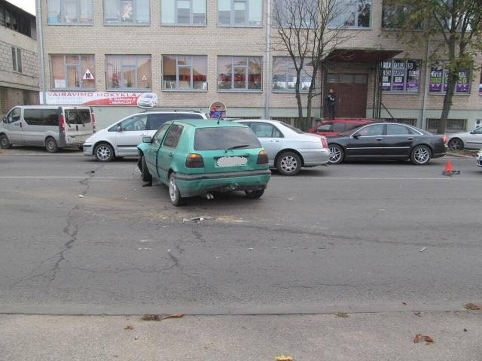 Kaune per dvi avarijas susidūrė šeši automobiliai