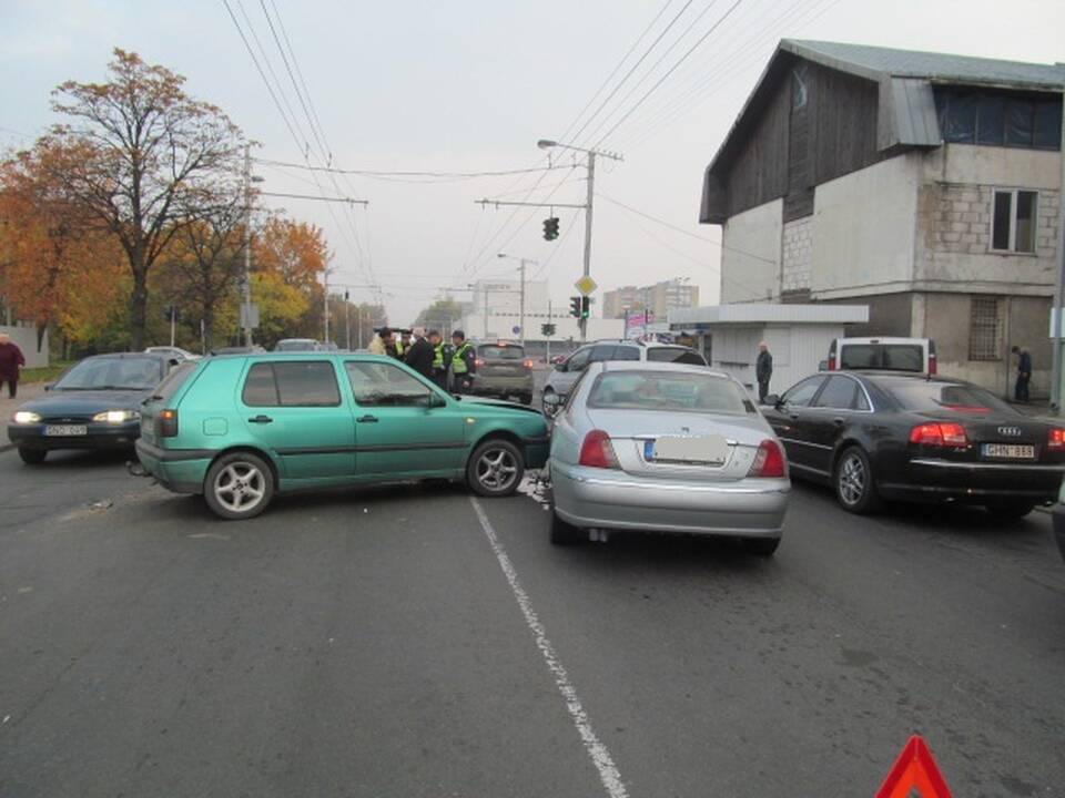Kaune per dvi avarijas susidūrė šeši automobiliai