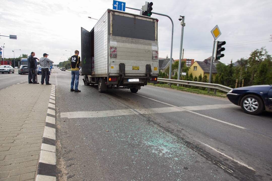 Sunkvežimis taranavo "Škodą"