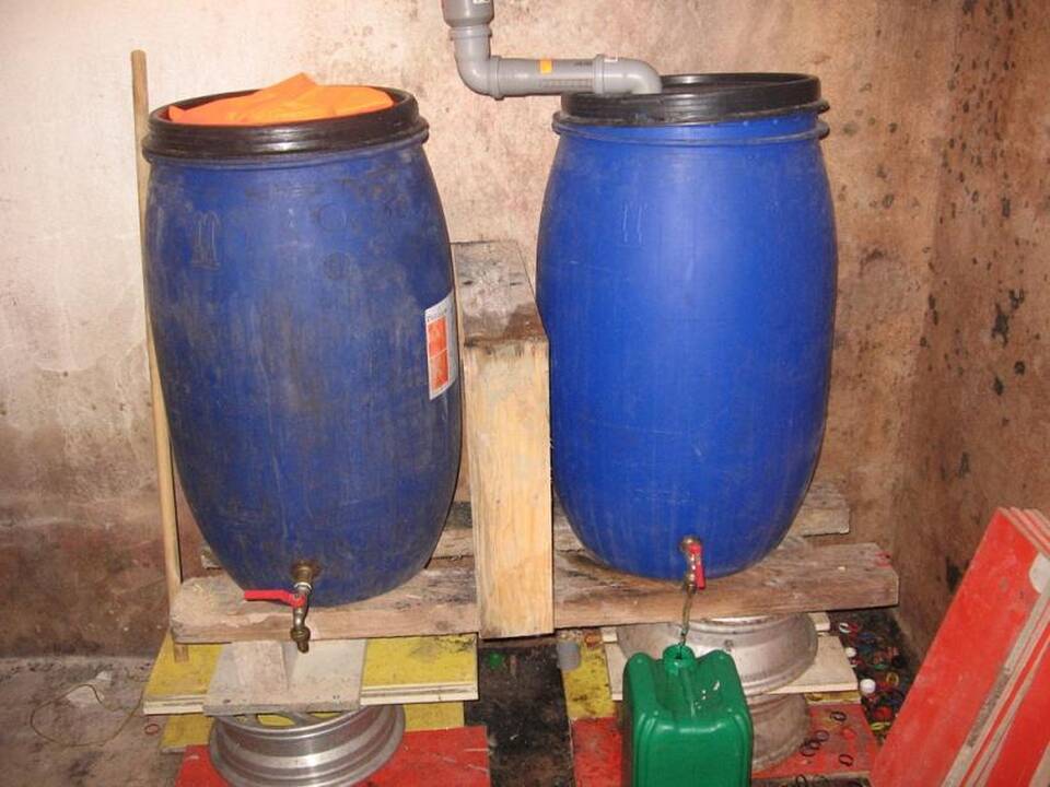 Su namine degtine įkliuvusio mažeikiškio garaže – įranga alkoholio mišiniams gaminti