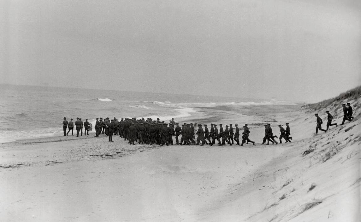 Veidai: 1938 m. skautų paradą stebi gen. Stasys Raštikis, skautų vadovo pavaduotojas Jurgis Alekna, prezidentas Antanas Smetona su žmona Sofija ir tuometinis švietimo ministras. 