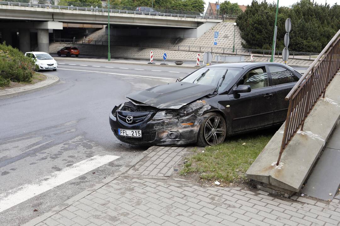 Automobilis trenkėsi į sieną