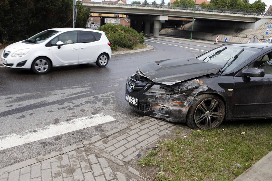 Automobilis trenkėsi į sieną