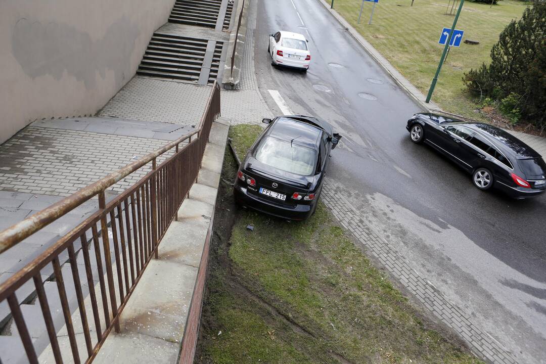 Automobilis trenkėsi į sieną