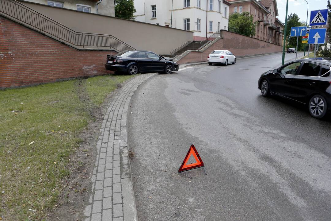 Automobilis trenkėsi į sieną
