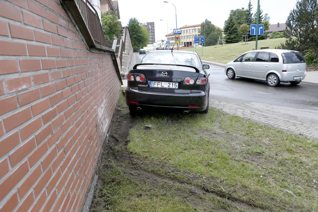 Automobilis trenkėsi į sieną