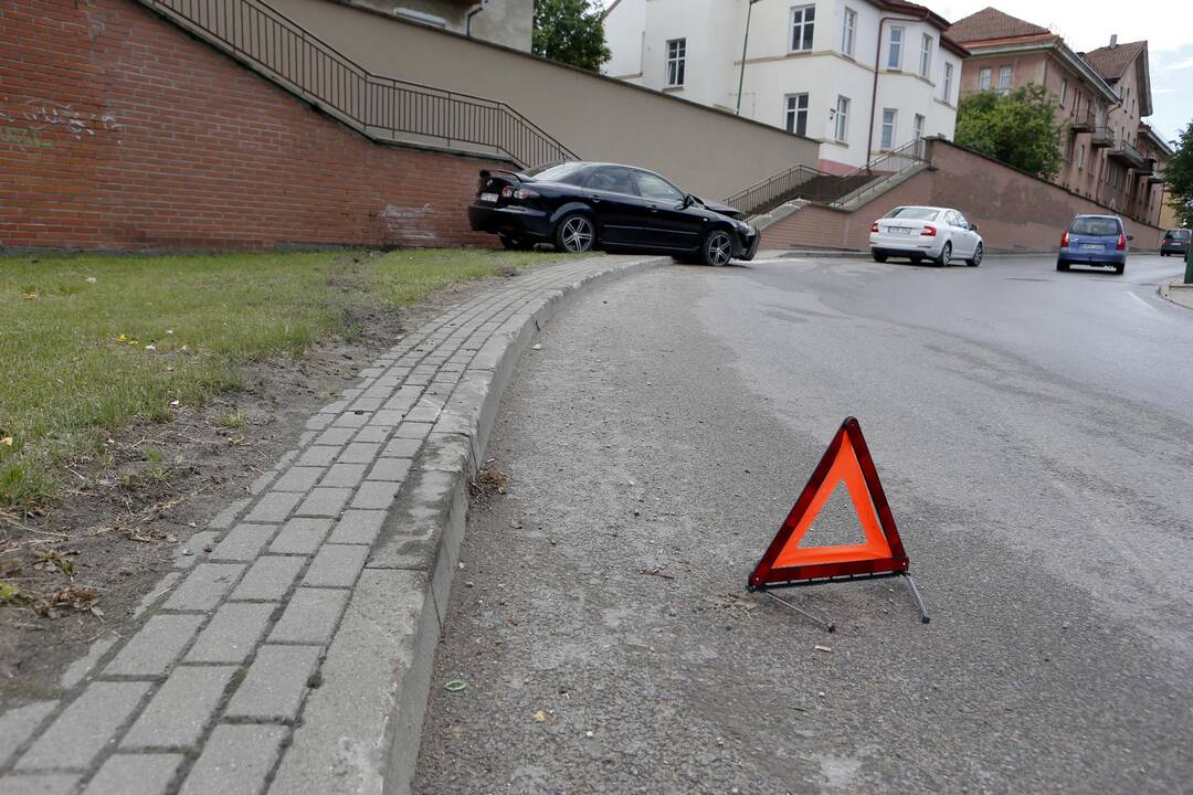 Automobilis trenkėsi į sieną