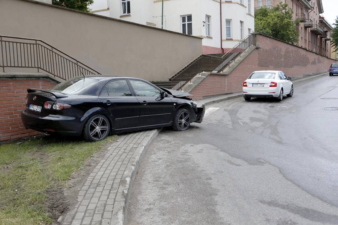 Automobilis trenkėsi į sieną