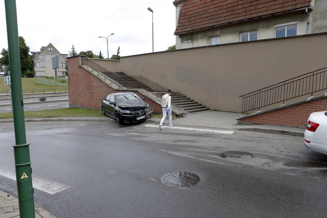 Automobilis trenkėsi į sieną