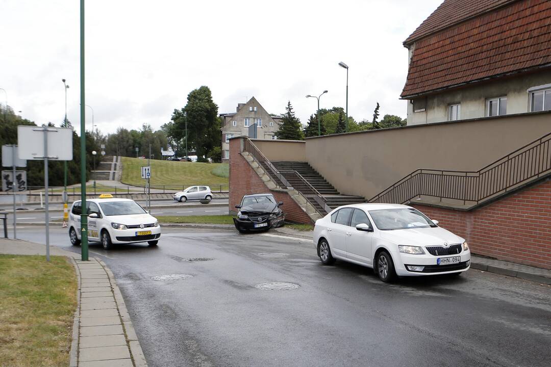 Automobilis trenkėsi į sieną