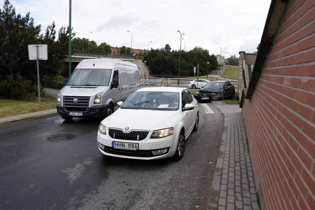 Automobilis trenkėsi į sieną