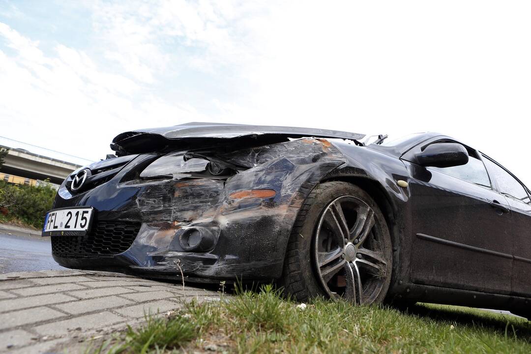 Automobilis trenkėsi į sieną