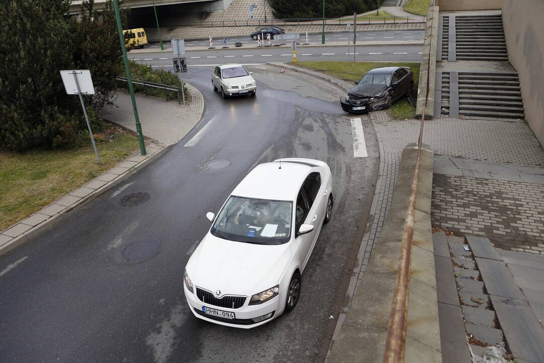 Automobilis trenkėsi į sieną