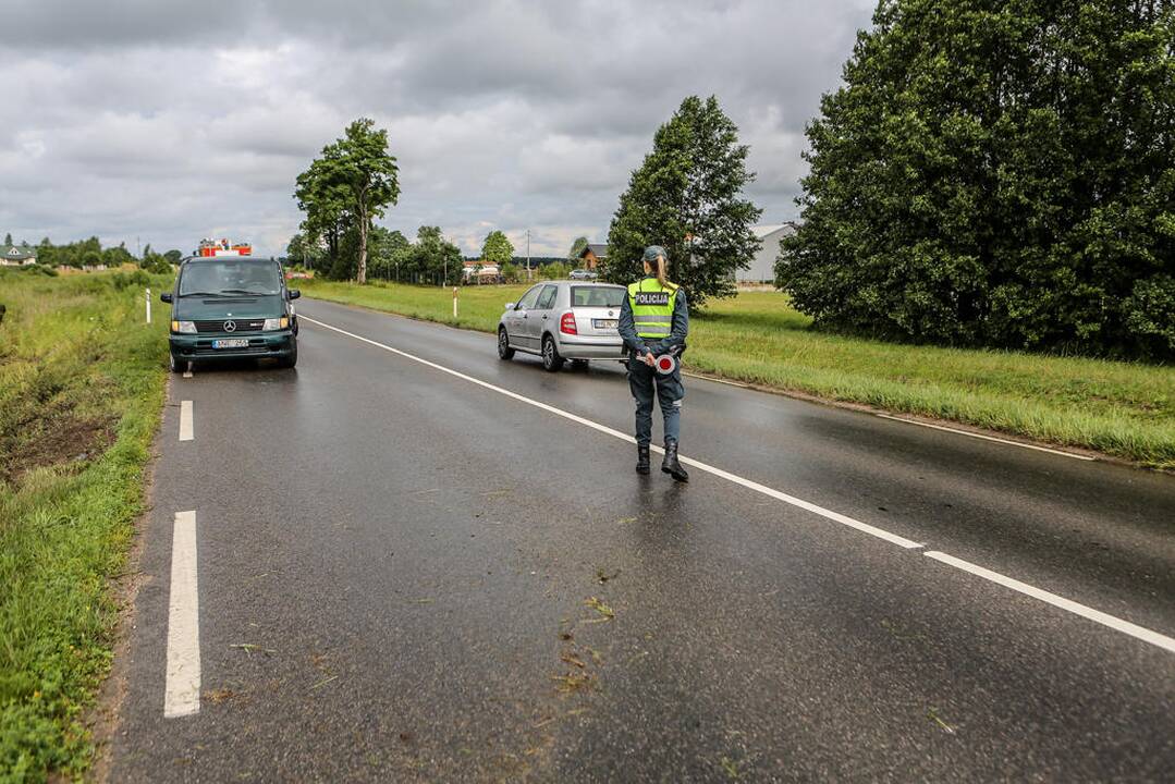 Automobilis vertėsi nuo kelio