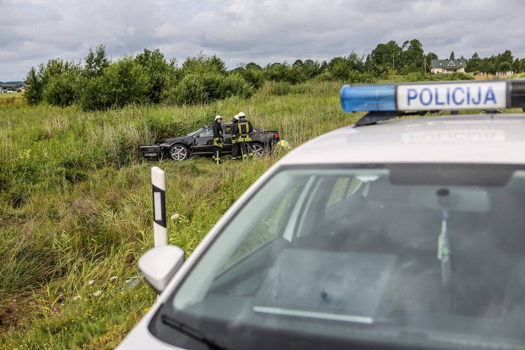 Automobilis vertėsi nuo kelio