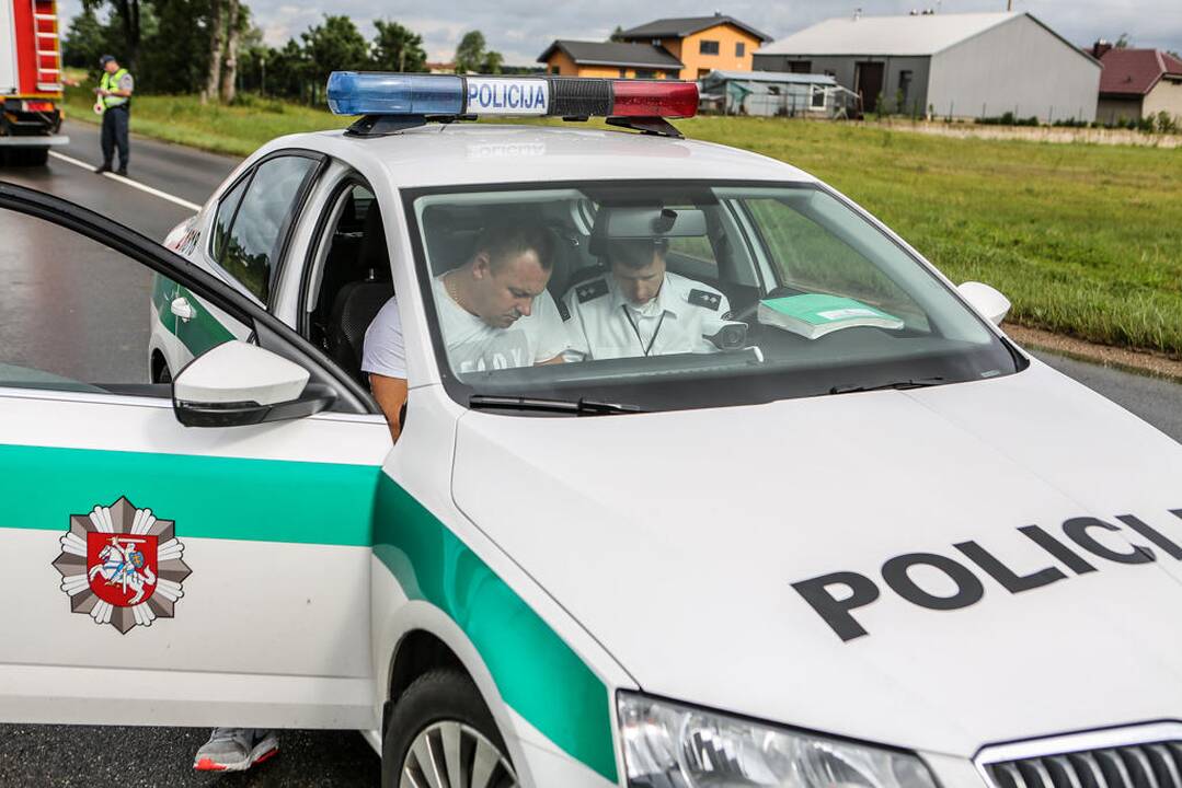 Automobilis vertėsi nuo kelio