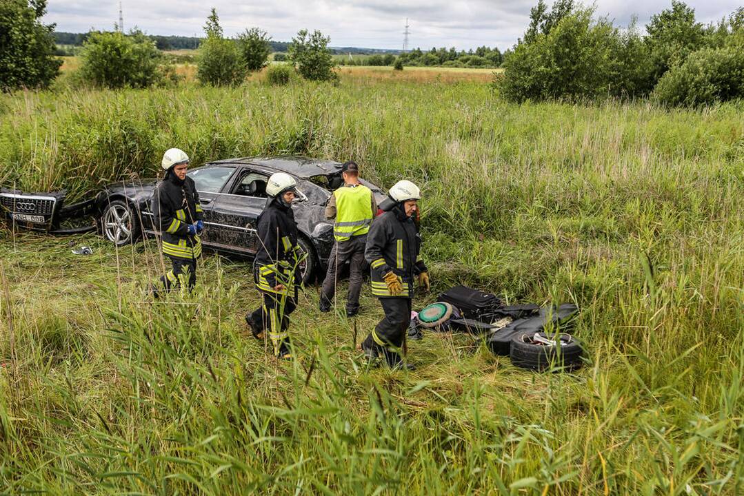 Automobilis vertėsi nuo kelio