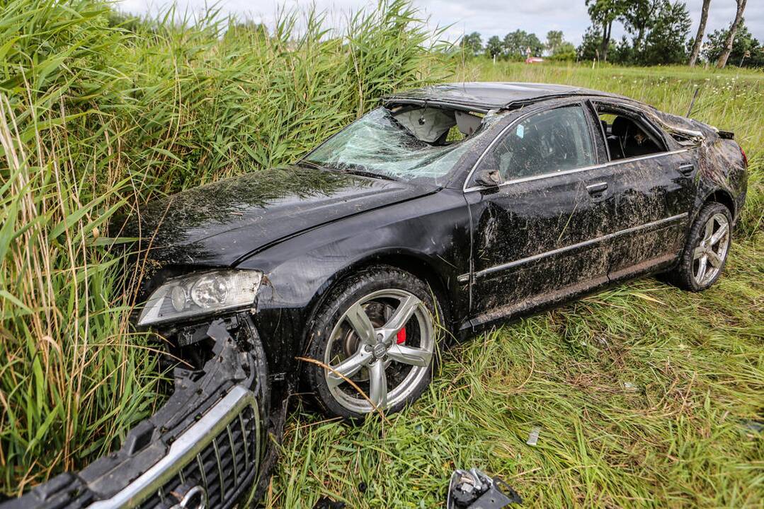 Automobilis vertėsi nuo kelio
