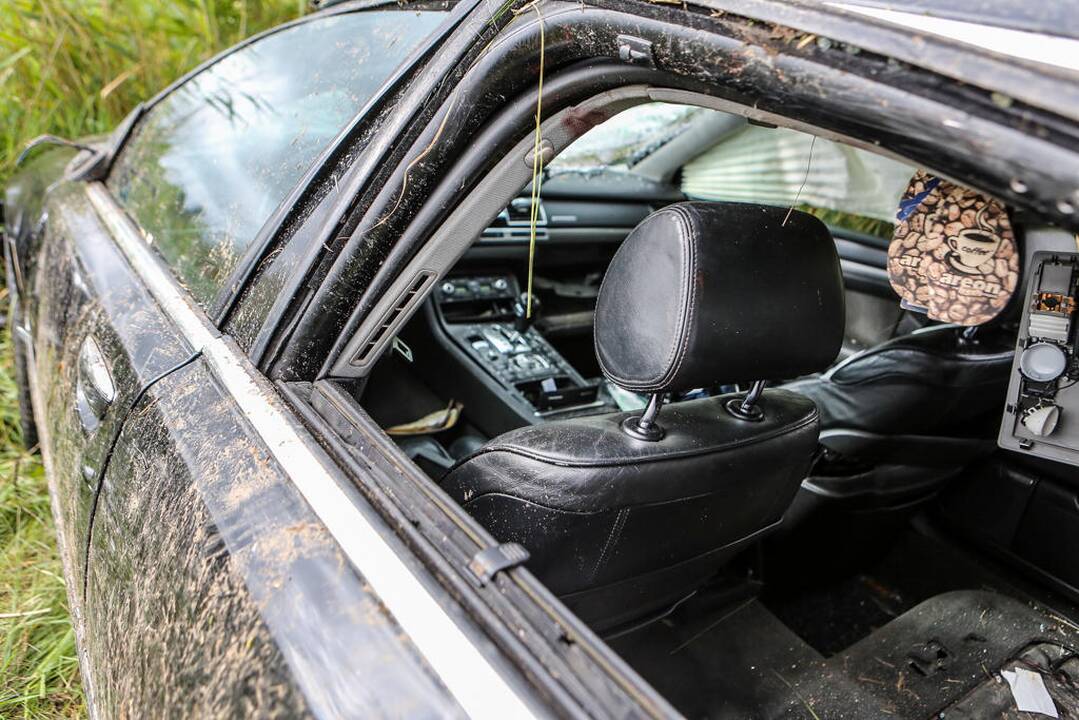 Automobilis vertėsi nuo kelio