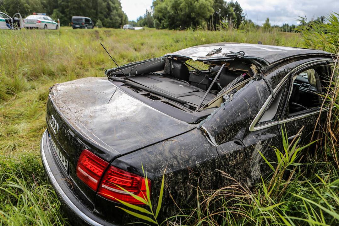 Automobilis vertėsi nuo kelio