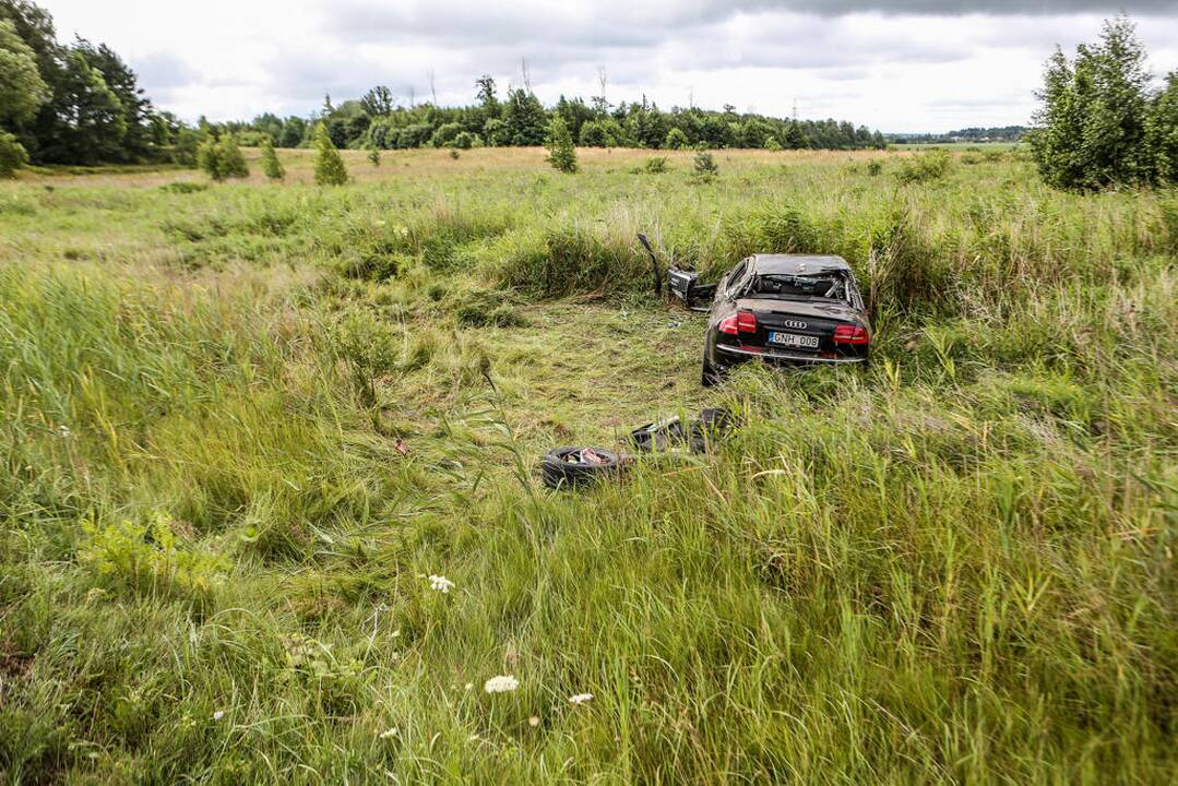 Automobilis vertėsi nuo kelio