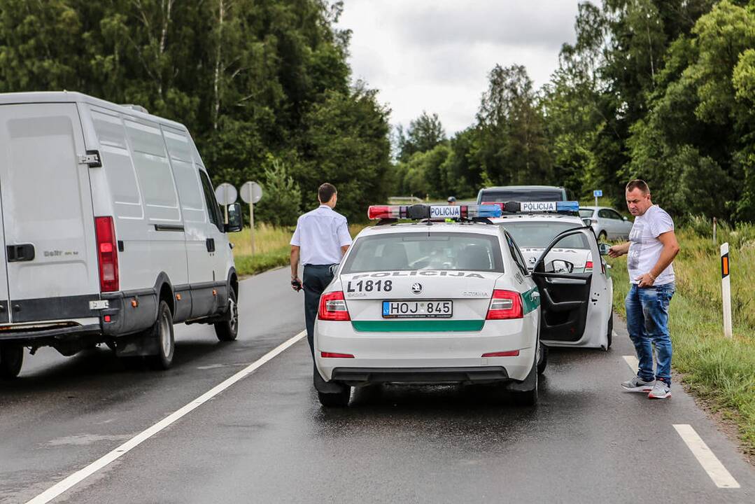 Automobilis vertėsi nuo kelio