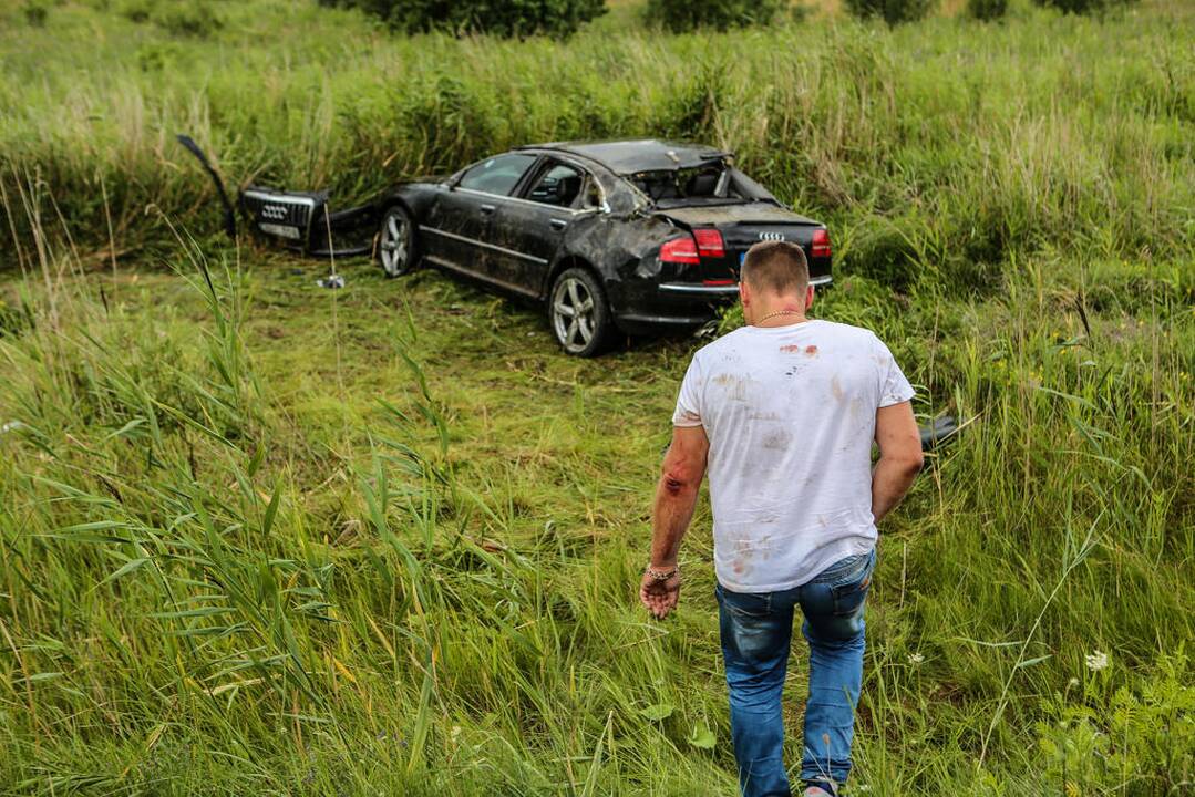 Automobilis vertėsi nuo kelio