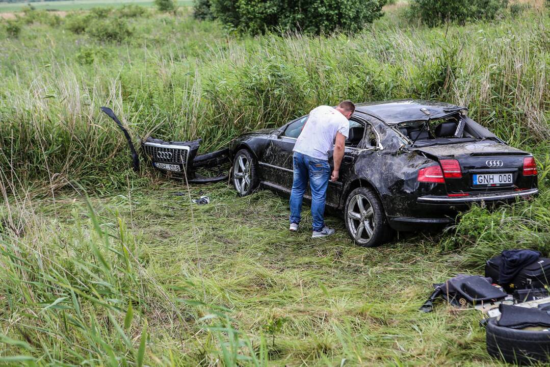 Automobilis vertėsi nuo kelio