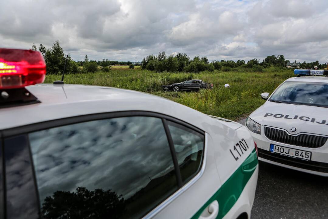 Automobilis vertėsi nuo kelio