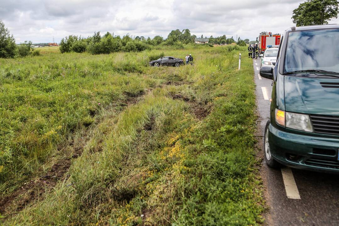 Automobilis vertėsi nuo kelio