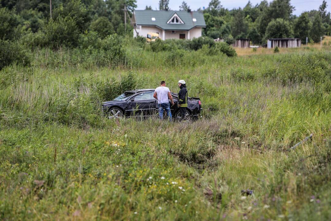 Automobilis vertėsi nuo kelio